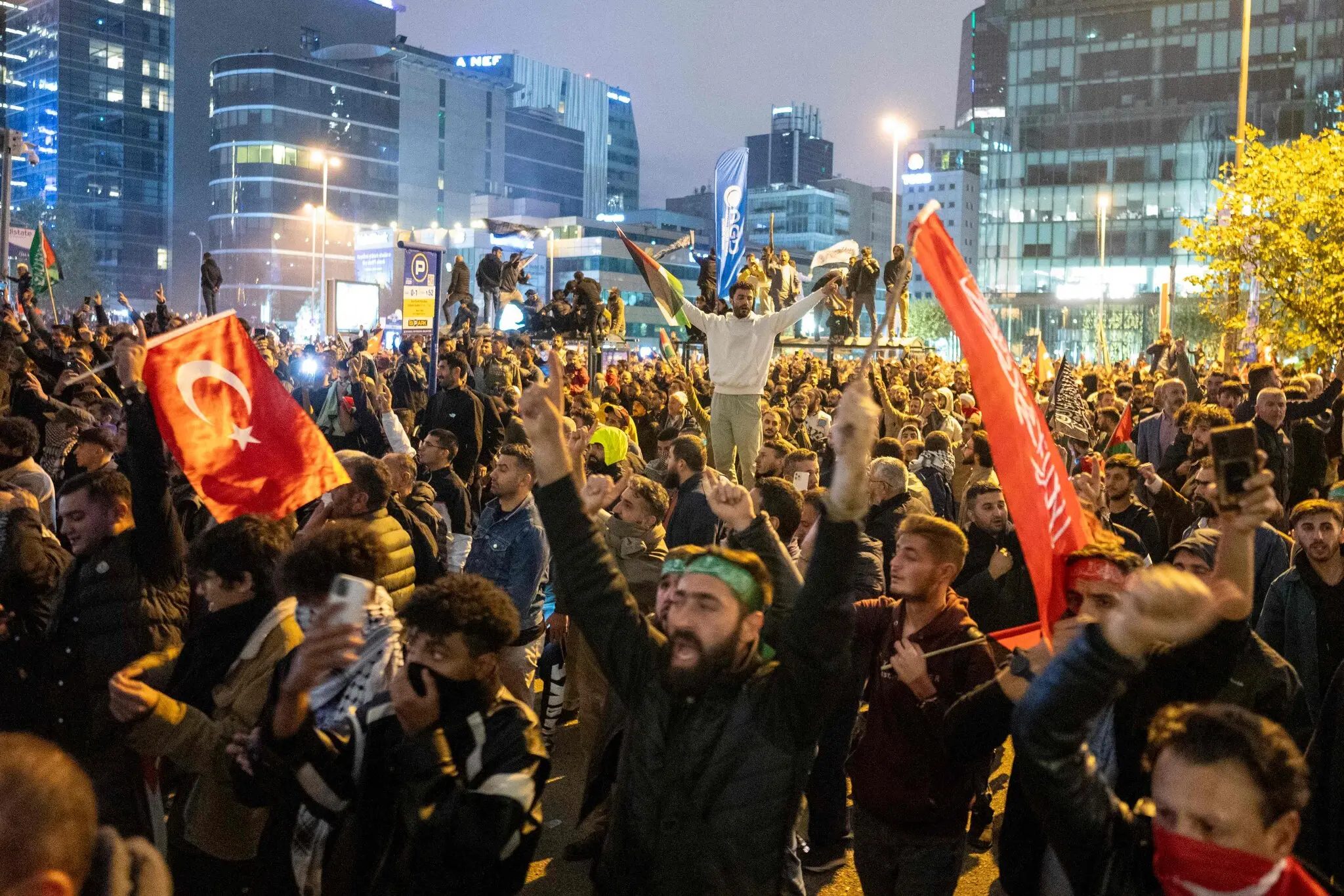 Протест біля ізраїльського консульства в Стамбулі в середу. Незважаючи на відсутність доказів, звинувачення в тому, що Ізраїль атакував лікарню, викликали широке обурення на Близькому Сході